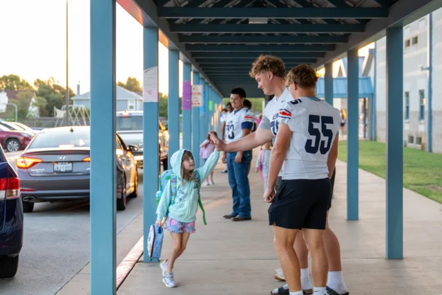 🐻 🐾 Grizzlies supporting Bobcats! Many thanks to the Glenn High School football and cheer teams for spending some time with Bagdad Elementary School students — giving them a special welcome to school this morning. 🧡 💙 

Big thanks also to the Bagdad Elementary PTA for coordinating a donation of calming and sensory toys for every classroom at Bagdad! 

#1LISD