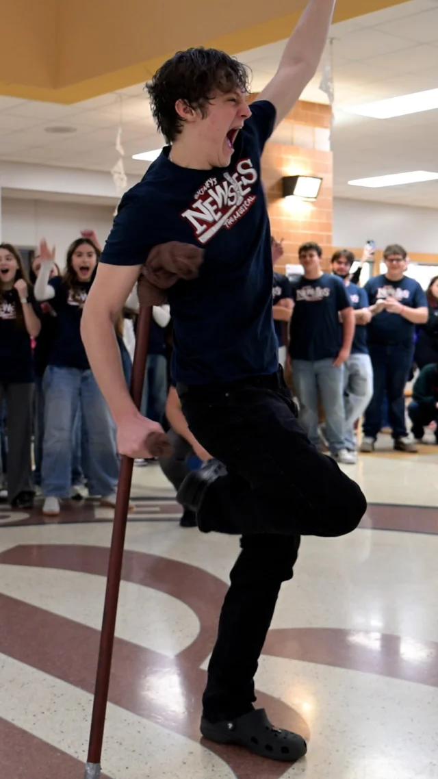 🗣️ 🗞️🕺 Extra, extra! Our Rouse High School Theatre performers took the message to the masses with a surprise flash mob to promote their production of Newsies — and they understood the assignment. 🫡 

#1LISD