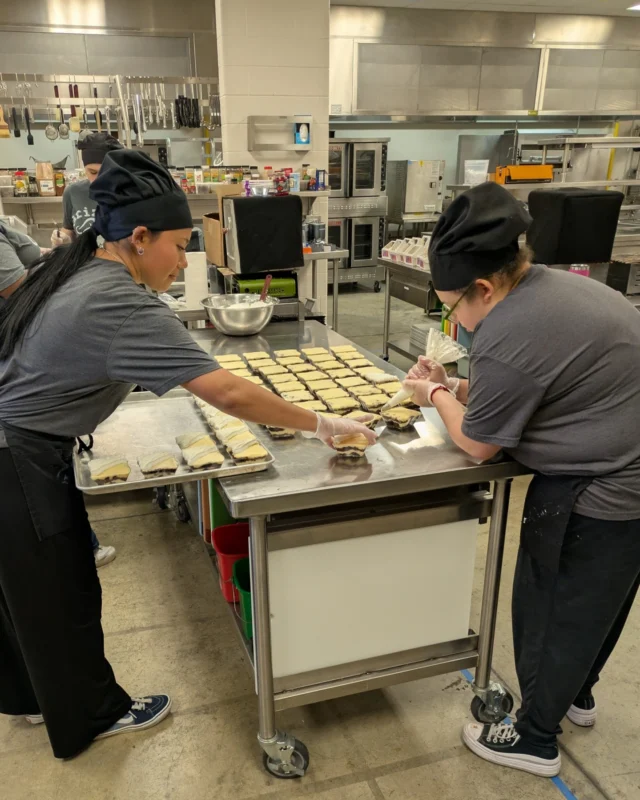 @leandercte students helped bring this year's @leeftx Gala to life! 

From advanced graphic design students designing the 80s & 90s prom-themed visuals, to culinary students crafting desserts, construction bulding custom bookshelves and floral design classes creating stunning centerpieces, #1LISD students brought professional-level work to LEEF's biggest annual fundraiser, all in support of Leander ISD educators and fellow students. 

Real world-learning, real-world impact. 💙 💛